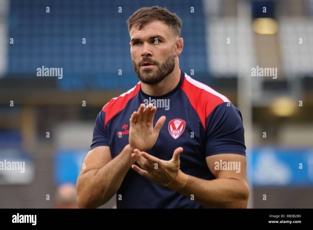 Huddersfield, Royaume-Uni. 23 mai 2025. John Smith's Stadium, Huddersfield, West Yorkshire, le 23 mai 2025. Betfred Super League Huddersfield Giants vs St Helens Alex Walmsley de St Helens applaudit les fans pendant la montée de bras contre Huddersfield Giants Credit : Touchlinepics/Alamy Live News Banque D'Images