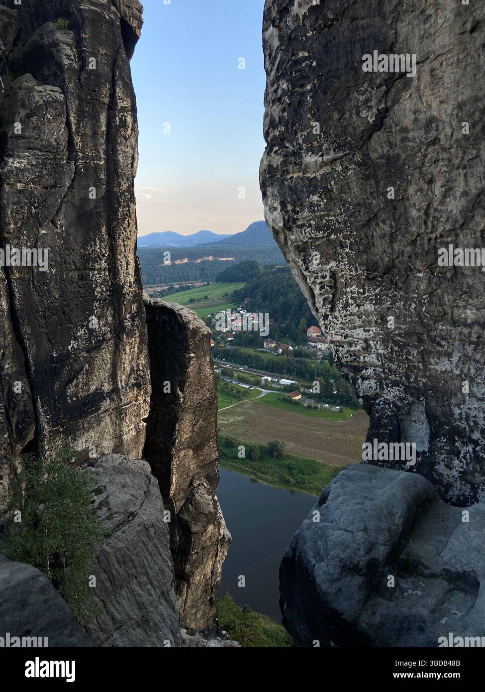 Formations rocheuses de grès pittoresques du Bastei s'élevant au-dessus de la vallée de l'Elbe dans le parc national de la Suisse saxonne, Saxe, Allemagne. Une célèbre natura - Image de stock capturée avec un smartphone