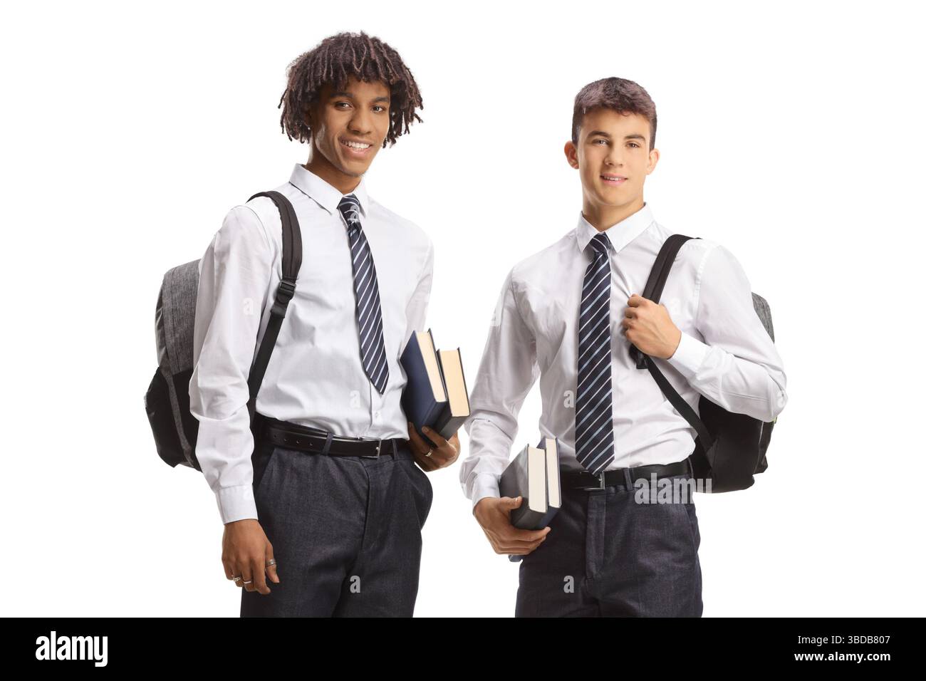 Étudiant afro-américain et caucasien tenant des livres et des sacs à dos isolés sur fond blanc Banque D'Images
