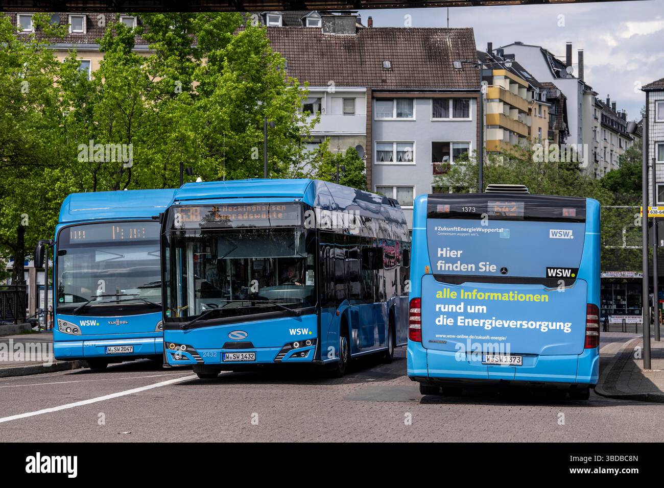 Parking bus pendant les pauses, au-dessus de la gare routière centrale, bus WSW, à la gare principale, Wuppertal, Rhénanie du Nord-Westphalie, Allemagne Banque D'Images