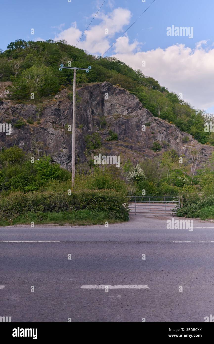 route vide, porte métallique et une falaise dans la zone rurale Banque D'Images