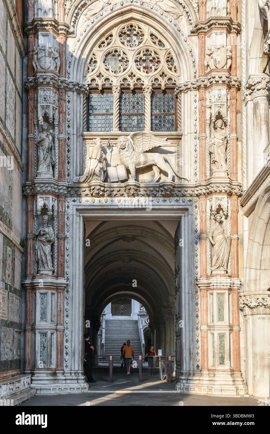 La Porta della Carta, entrée monumentale du Palais Ducal avec un portrait sculptural du doge Francesco Foscari et du lion de Saint Marc, Venise Banque D'Images