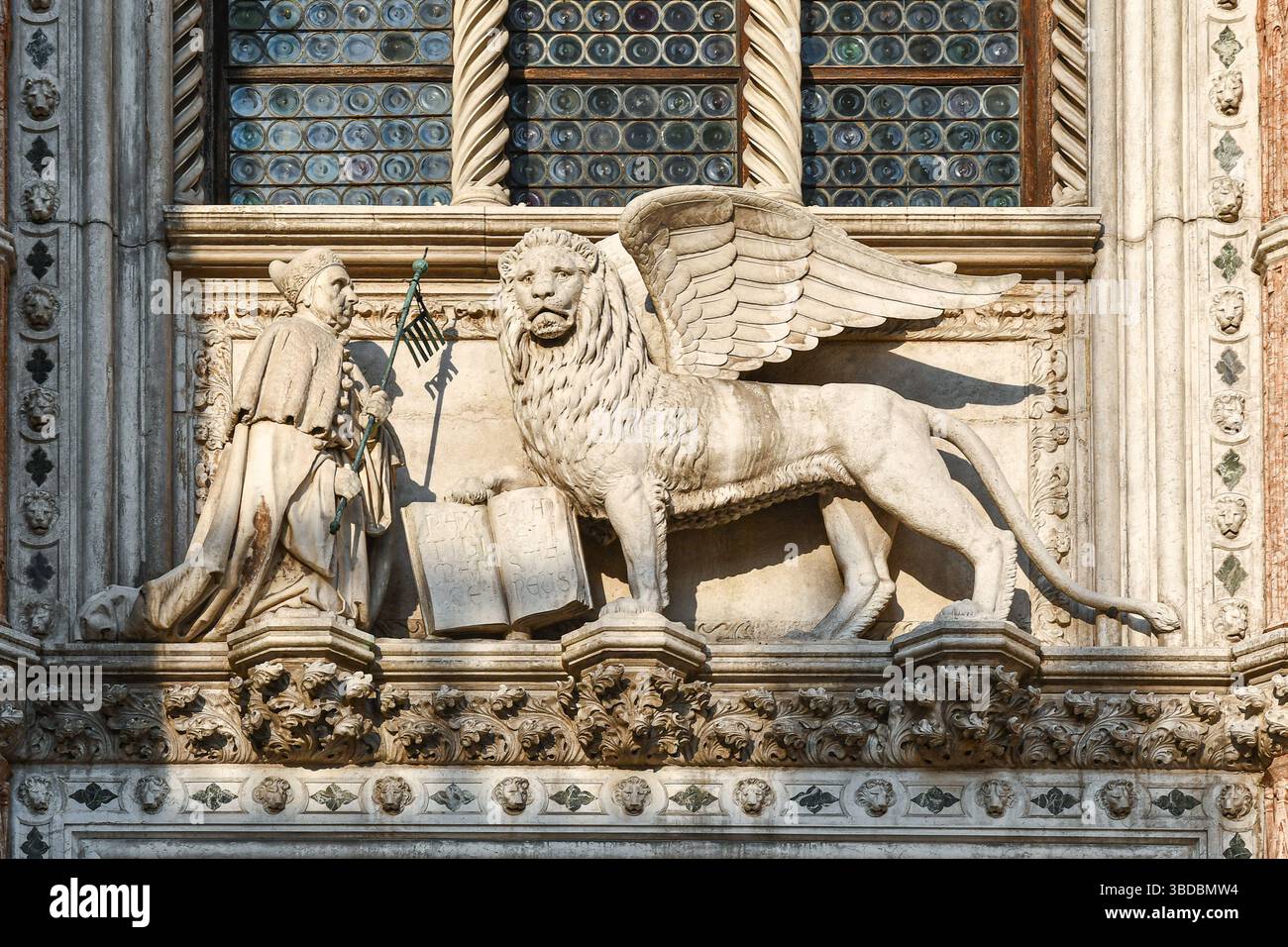 Statue du doge Francesco Foscari agenouillé devant le Lion de Saint Marc, sur la Porta della Carta, entrée monumentale du Palais Ducal, Venise Banque D'Images