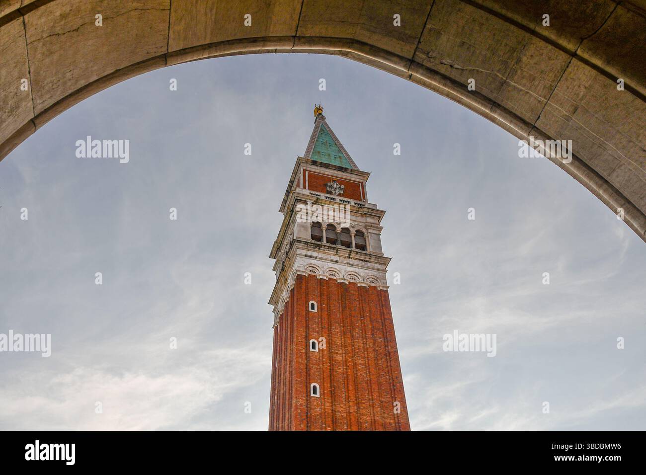 Campanile de St Marc, le clocher de la basilique Saint Marc, haut de 98,6 mètres, de l'arcade de la Procuratie Nuovissime, Venise, Vénétie, Italie Banque D'Images