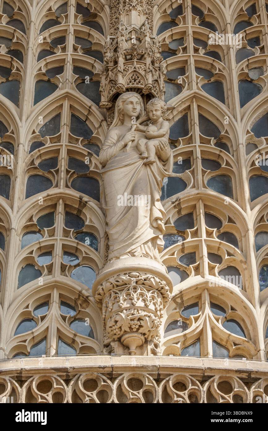 Délicate trace gothique entoure une statue d'un saint à la cathédrale Sainte-Cécile d'Albi, France, avec un artisanat élaboré en pierre. Banque D'Images