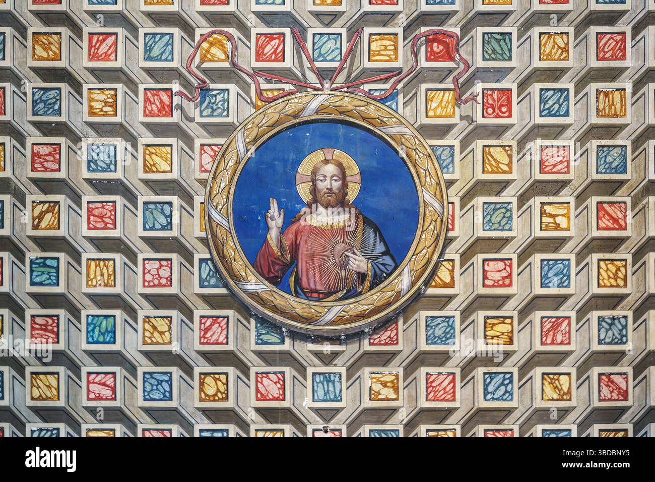Une fresque colorée représentant Jésus-Christ décore un mur orné à l'intérieur de la cathédrale Sainte-Cécile d'Albi, en France, entouré de décorations géométriques vibrantes Banque D'Images
