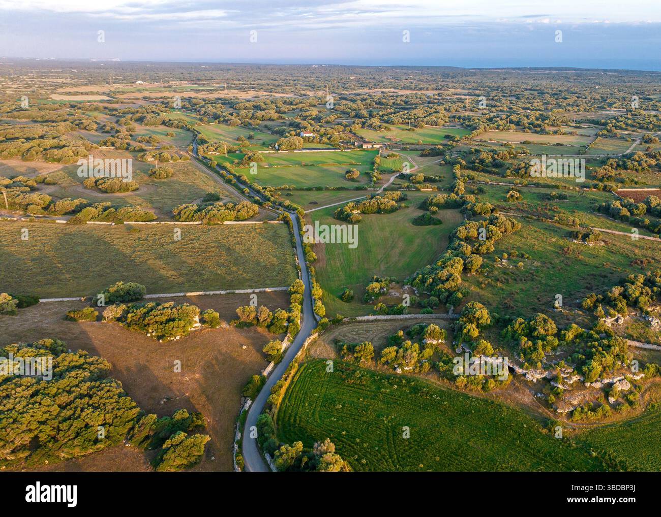 Vue aérienne du coucher de soleil sur les champs dans la région rurale de Minorque, Espagne Banque D'Images