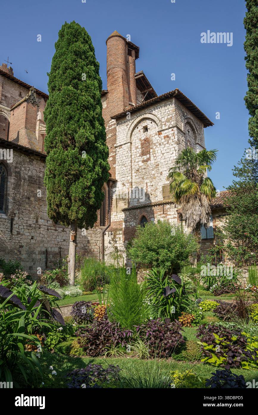 La passerelle à arcades et les cyprès du cloître Saint Salvi à Albi, en France, créent un havre de paix verdoyant à côté des murs de pierre du monastère antique. Banque D'Images
