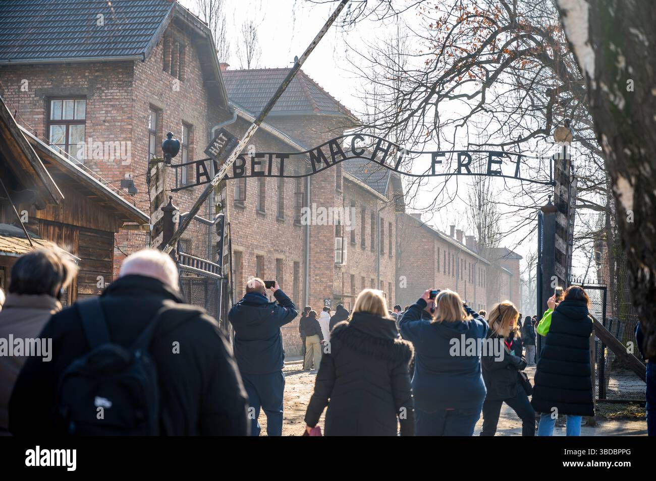 Porte Arbeit Macht Frei au camp de concentration d'Auschwitz, Pologne Banque D'Images
