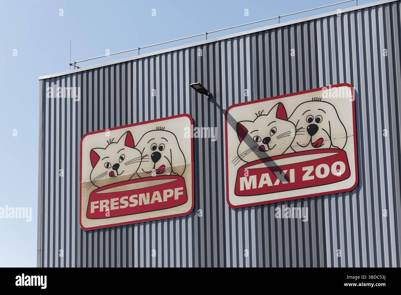 Fressnapf Maxi Zoo, logos sur entrepôt, chaîne de vente au détail spécialisée pour les fournitures pour animaux de compagnie, nourriture pour animaux de compagnie, Logoport, Duisburg, Rhénanie du Nord-Westphalie Banque D'Images