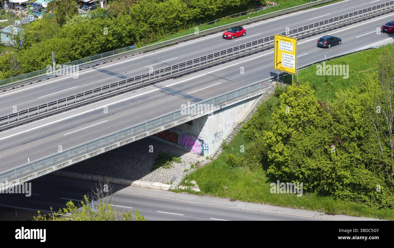 Pont dilapidé. Pont Koerschtal sur la route fédérale 27 à Stuttgart-Moeringen. Le pont, qui se compose de deux parties, doit être démoli et Banque D'Images