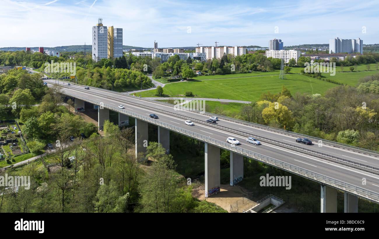 Pont dilapidé. Pont Koerschtal sur la route fédérale 27 à Stuttgart-Moeringen. Le pont, qui se compose de deux parties, doit être démoli et Banque D'Images
