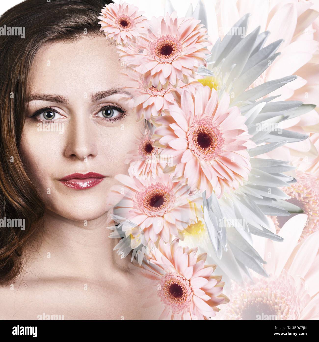 Jeune femme attrayante avec la peau propre apparaît à partir de fleurs de bouquet sur fond blanc Banque D'Images