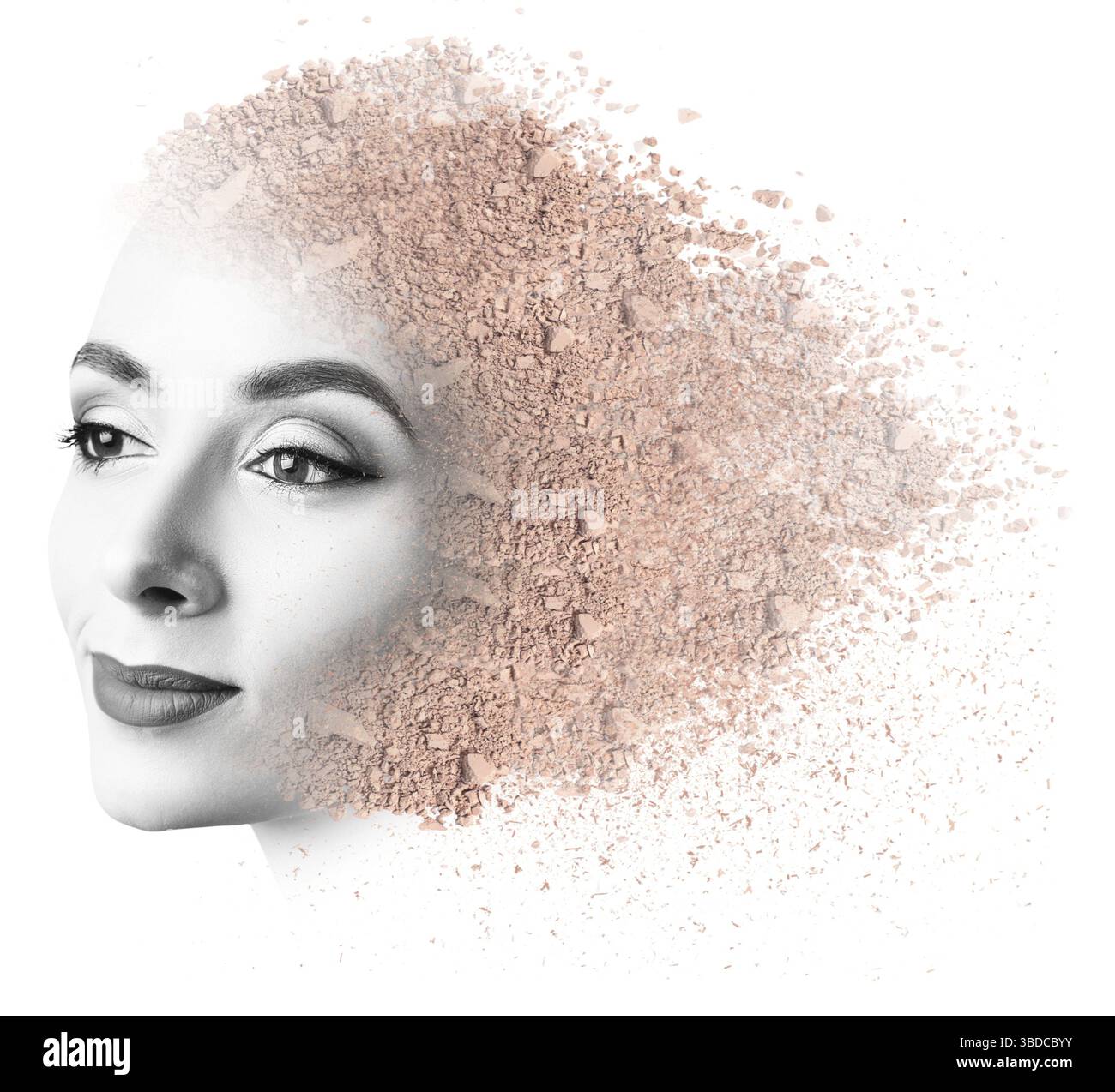 Woman face fabriqué à partir de poudre friable isolé sur fond blanc Banque D'Images