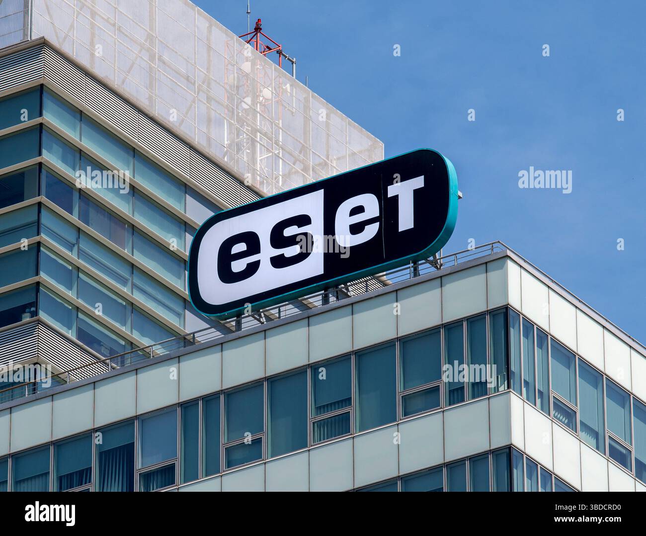 Bratislava, Slovaquie - 10 mai 2025 : panneau ESET sur le bâtiment. ESET est une société de logiciels spécialisée dans la cybersécurité. Banque D'Images