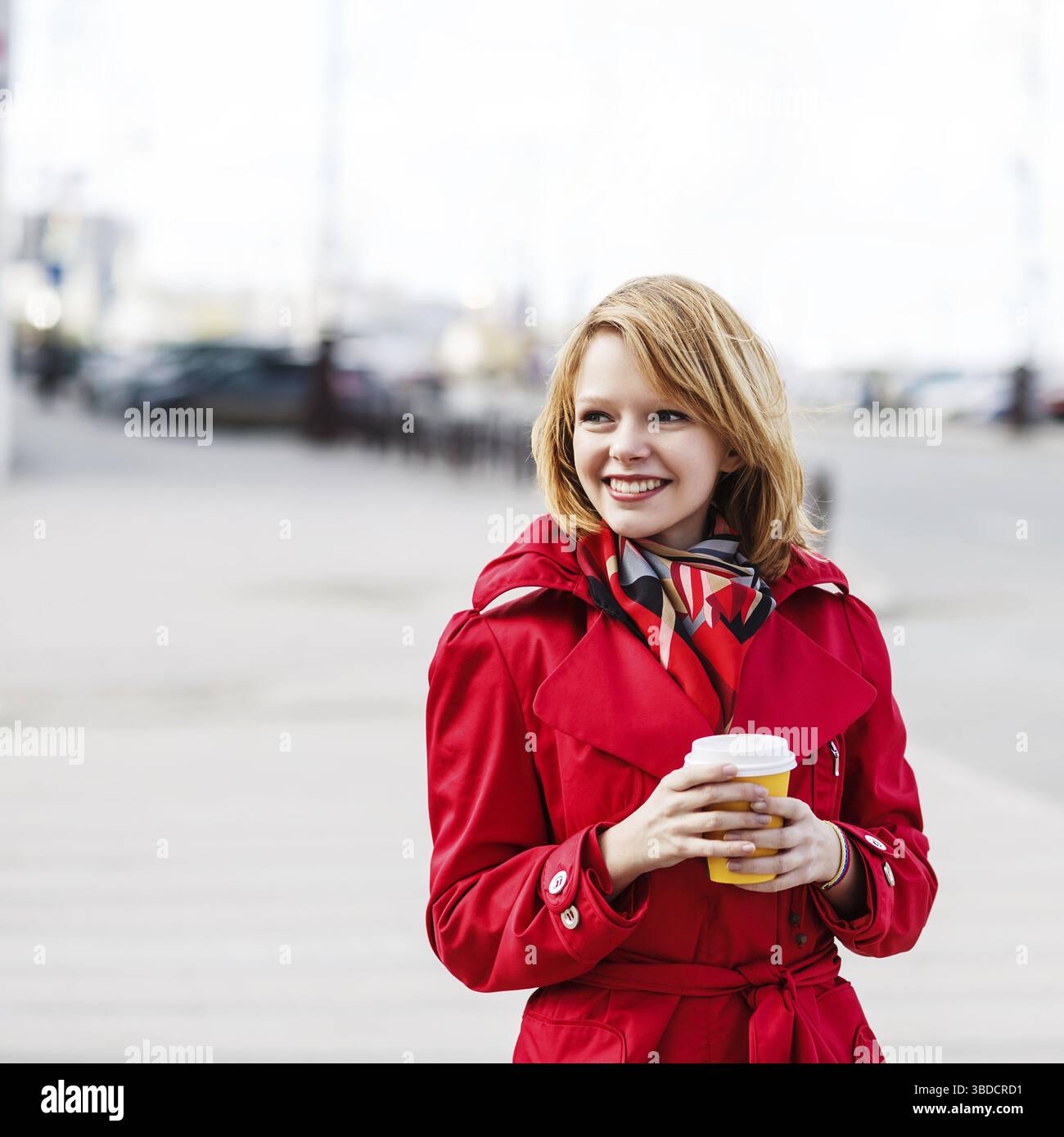 Jeune belle femme avec pour aller café dans la rue Banque D'Images