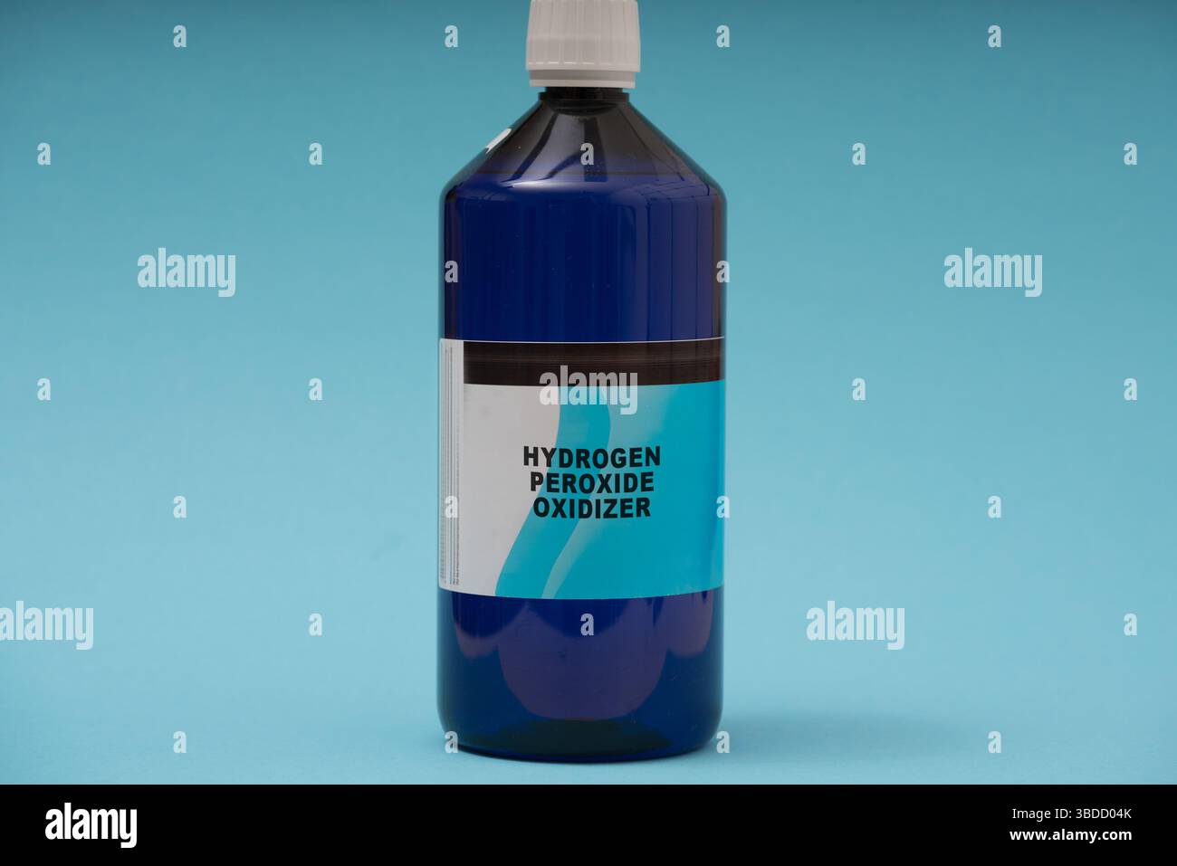 Peroxyde d'hydrogène. Oxydant. Utilisé dans les désinfectants, le blanchiment et les réactions chimiques ; se concentrer sur la production verte. Banque D'Images