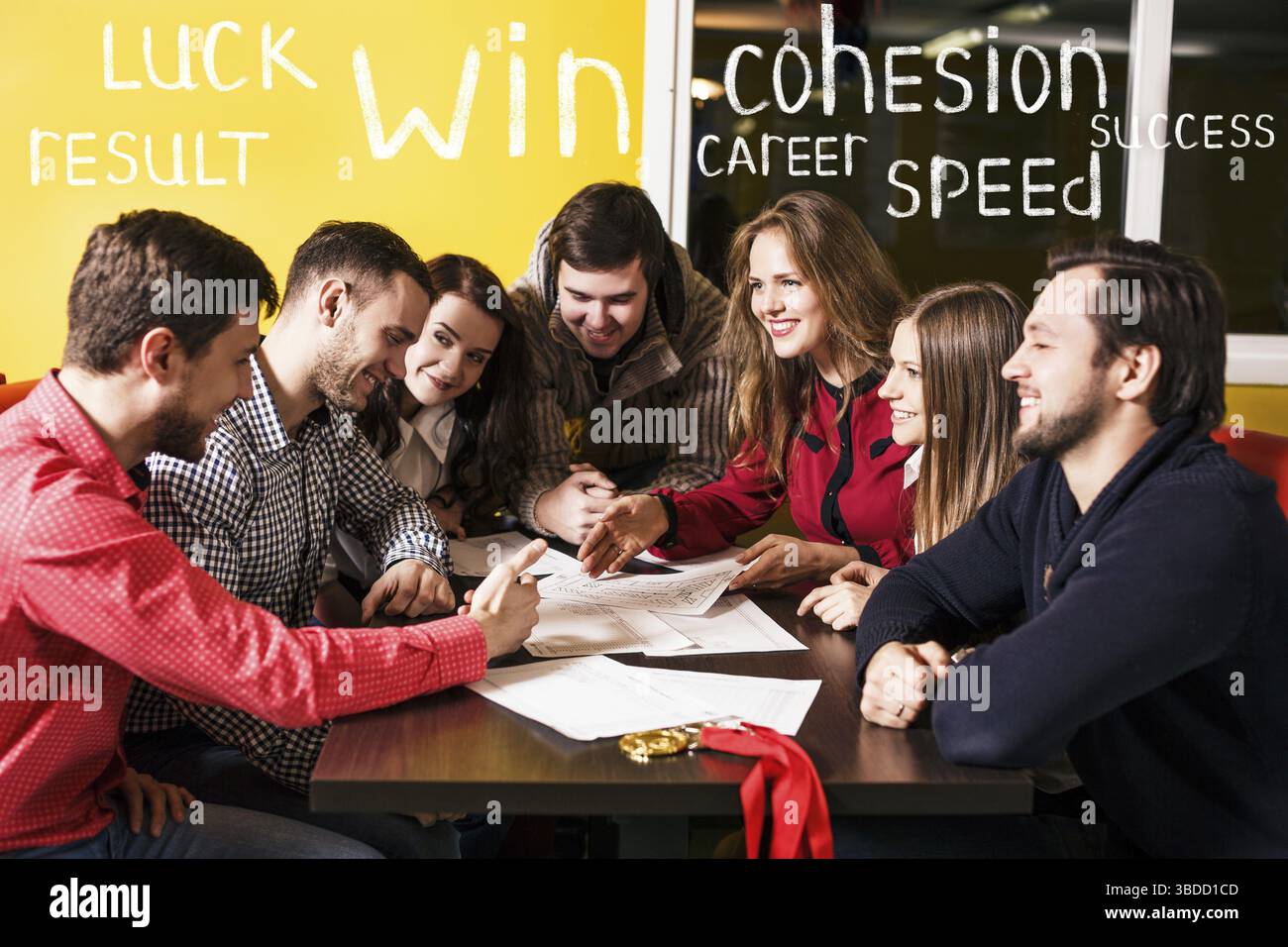 Les amis de discuter du plan d'action et de réflexion à la table Banque D'Images