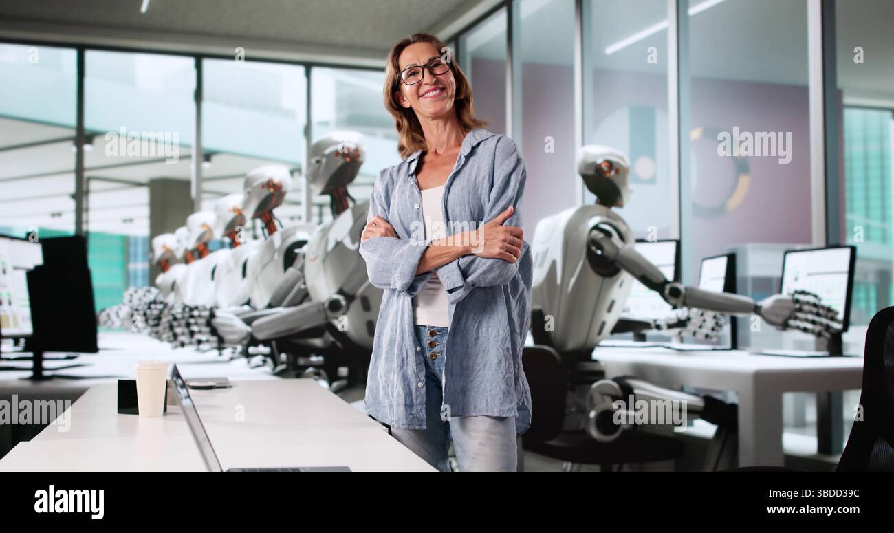 Ingénieure féminine innovante créant un humanoïde cybernétique dans un laboratoire futuriste Banque D'Images