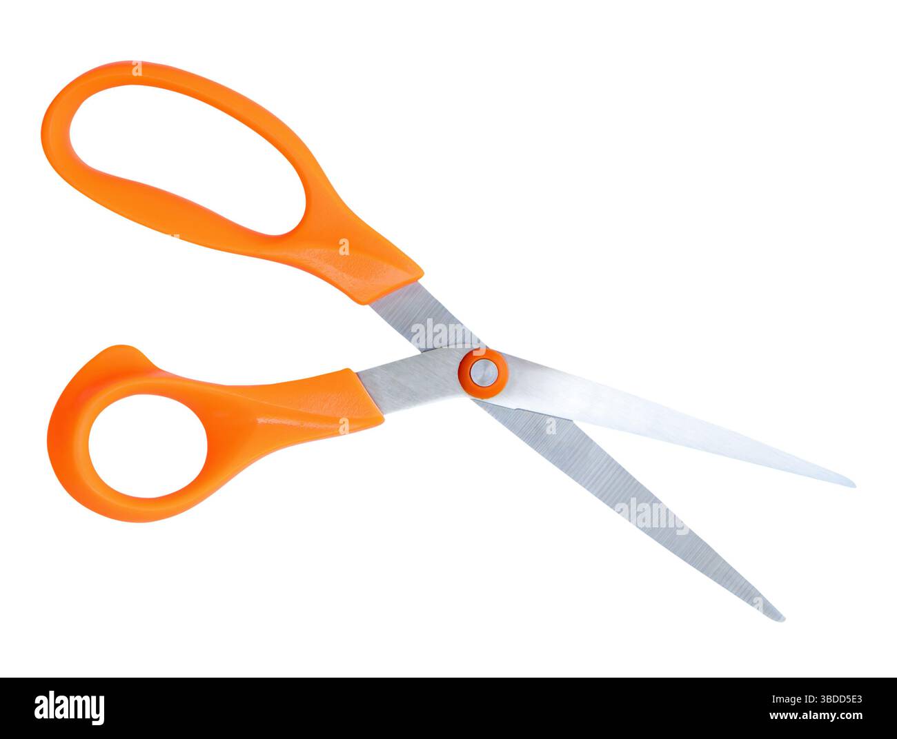 Les ciseaux polyvalents ouverts moyens inclinés avec poignée orange sont isolés sur fond blanc avec chemin de découpage. Banque D'Images