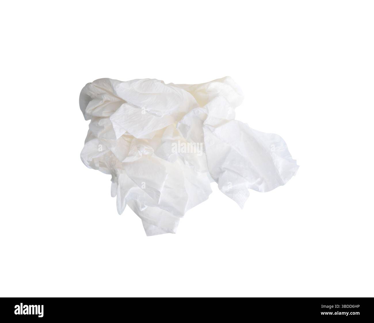 La vue latérale de la boule de papier de soie blanche vissée ou froissée est isolée sur fond blanc avec chemin de découpage. Banque D'Images