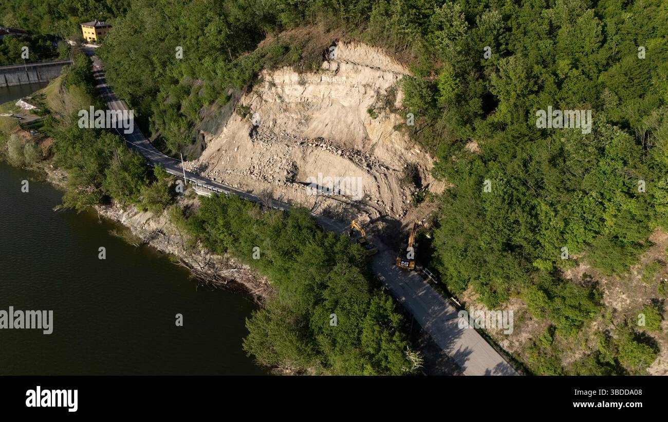Mignano, Italie - 22 avril 2025 photo aérienne haut-bas de SP21 Vernasca bloquée au barrage de Mignano Eveals débris de glissement de terrain avec des excavatrices stationnées en fonctionnement Banque D'Images
