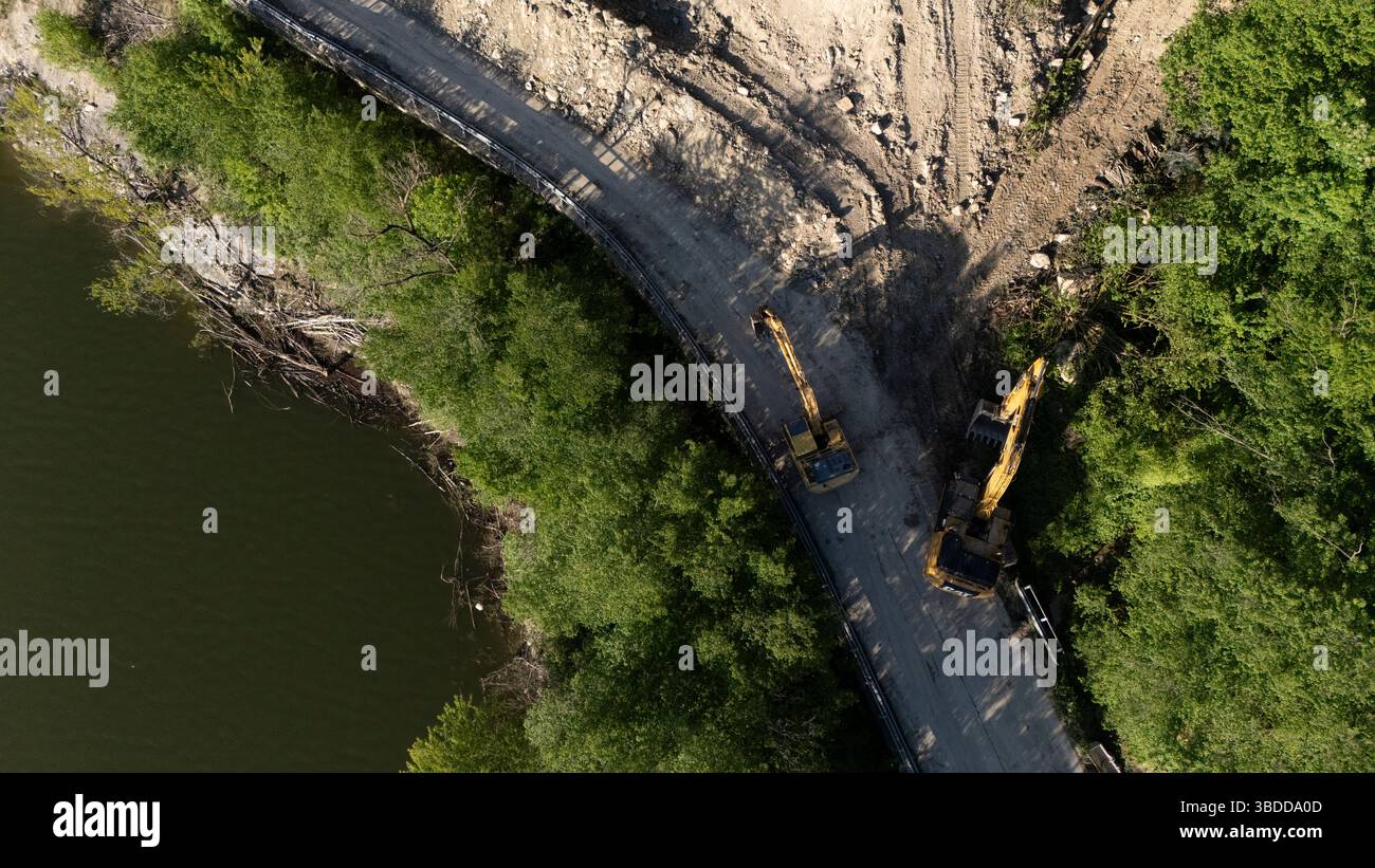 Mignano, Italie - 22 avril 2025 photo aérienne haut-bas de SP21 Vernasca bloquée au barrage de Mignano Eveals débris de glissement de terrain avec des excavatrices stationnées en fonctionnement Banque D'Images