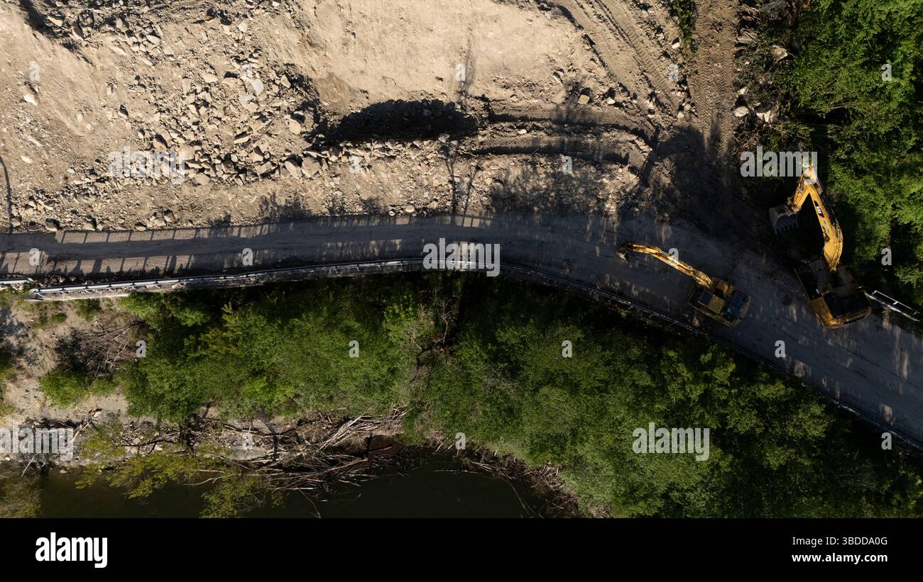 Mignano, Italie - 22 avril 2025 photo aérienne haut-bas de SP21 Vernasca bloquée au barrage de Mignano Eveals débris de glissement de terrain avec des excavatrices stationnées en fonctionnement Banque D'Images