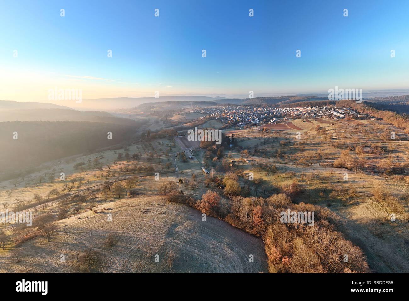 Photo aérienne de la belle campagne hivernale dans le sud de l'Allemagne au lever du soleil Banque D'Images