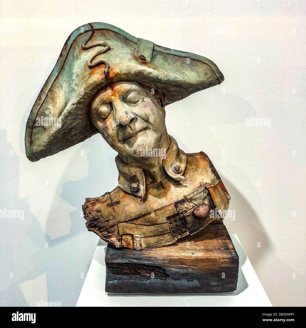 Sculpture portrait en céramique de l'artiste américain Thaddeus Erdahl à la galerie 'art brut' de la Halle Saint Pierre à Montmartre, Paris 75018, France. Banque D'Images