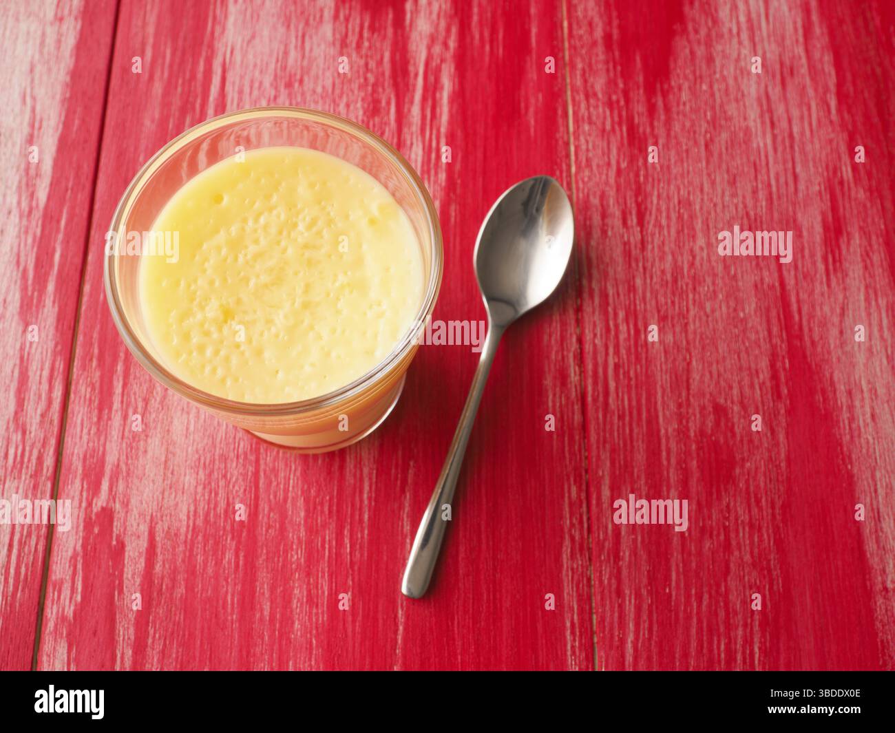 Délicieux pouding à la vanille sur une table en bois rouge, concept cuisine maison Banque D'Images