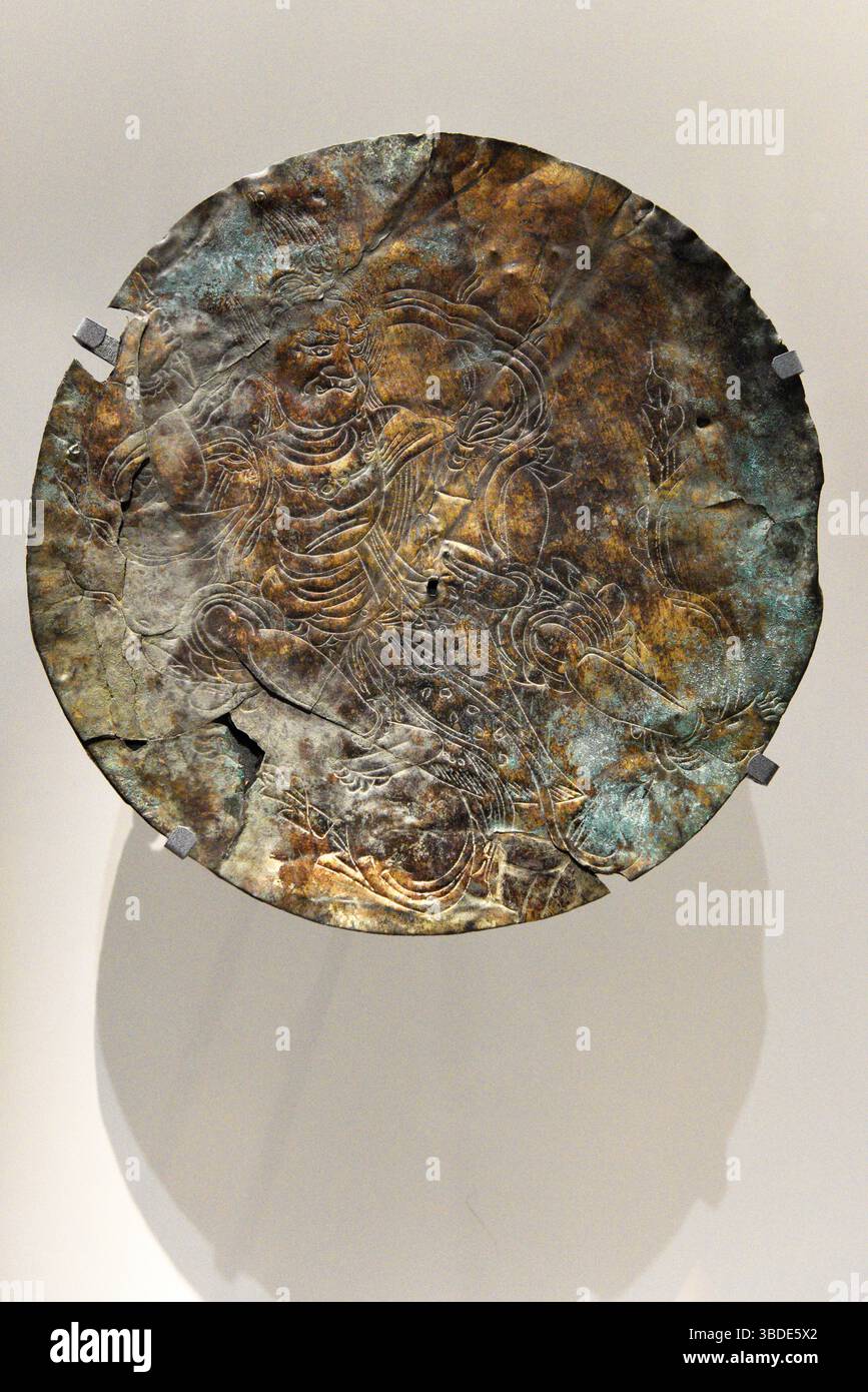 Miroir avec une image de Zao Gongen dans la gravure de HAirline, excavé sur le site de Mount Omine Peak, Tenkawa-mura, Nara, Bronze, période Heian, 10-12 ème siècle Banque D'Images