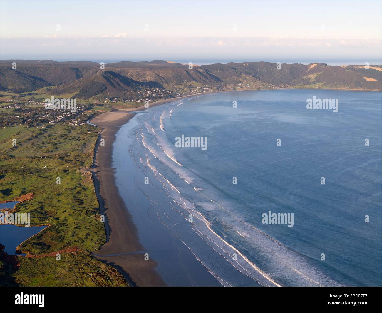 Vue aérienne d'Ahipara et de l'extrémité sud de la plage de Ninety Mile à Northland, Nouvelle-Zélande Banque D'Images