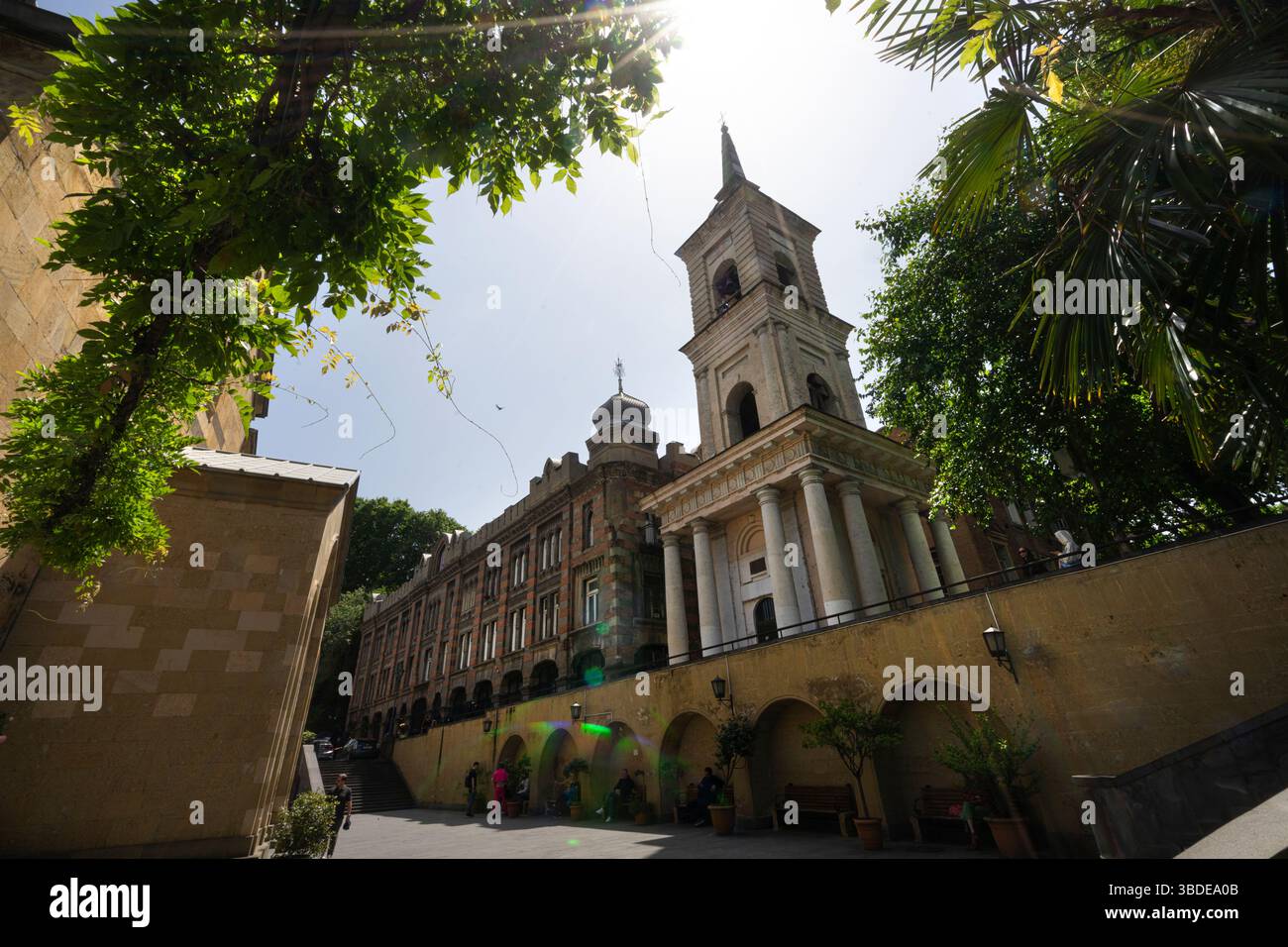 Tbilissi, Géorgie. 17 mai 2025. Vue extérieure du bâtiment de l'Académie théologique de Tbilissi dans le centre-ville Banque D'Images