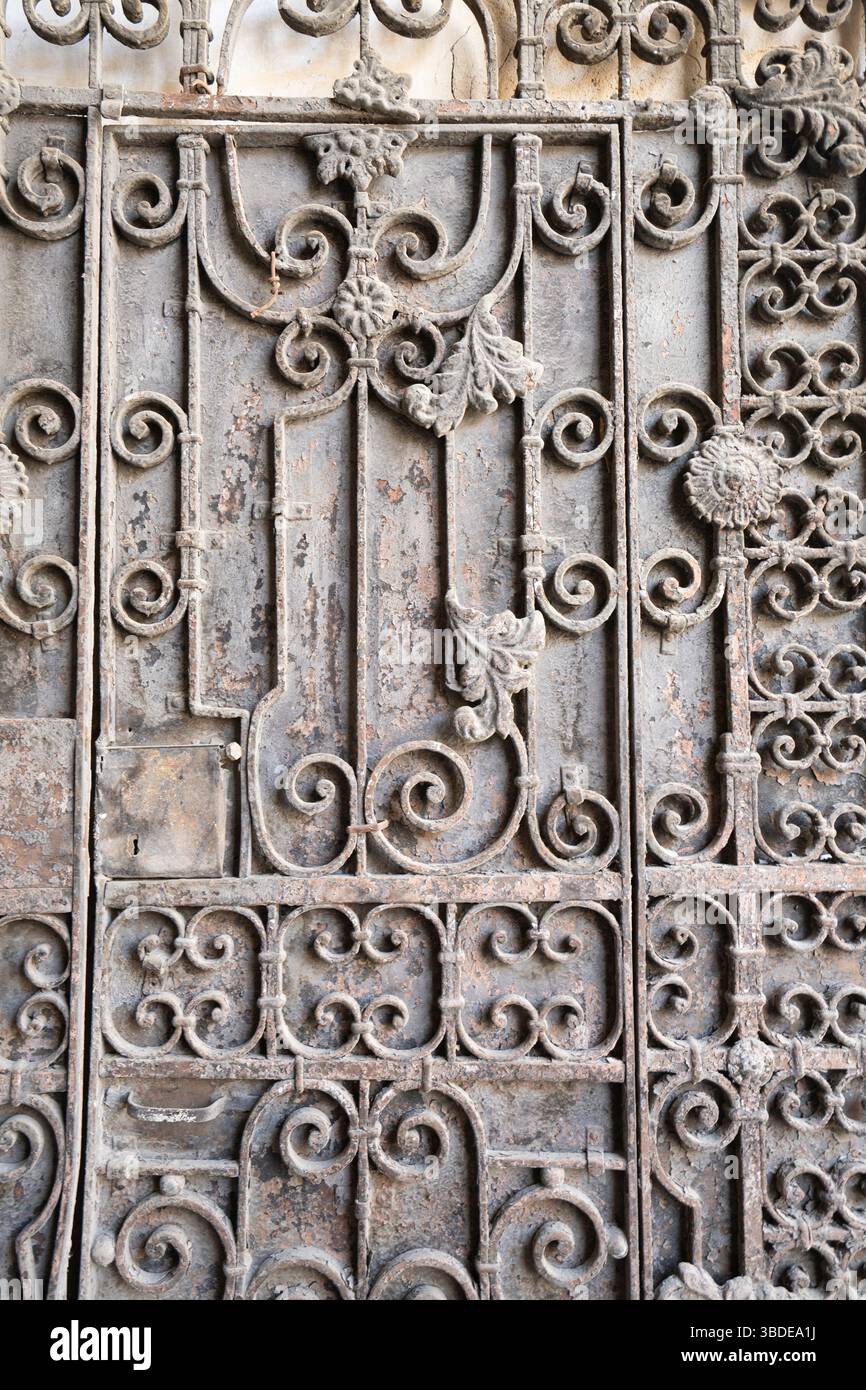 Tbilissi, Géorgie. 17 mai 2025. détail d'une ancienne porte d'entrée d'un bâtiment finement décoré dans le centre-ville Banque D'Images