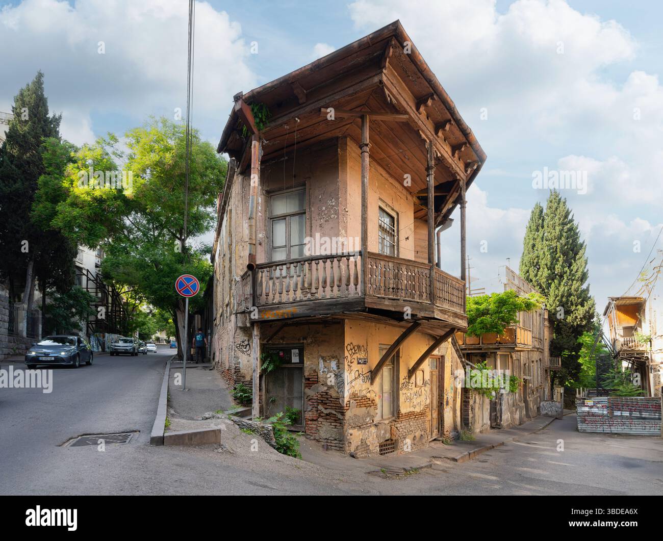 Tbilissi, Géorgie. 17 mai 2025. les maisons anciennes typiques dans le centre historique de la ville Banque D'Images