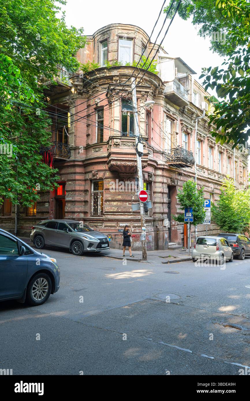 Tbilissi, Géorgie. 17 mai 2025. les maisons anciennes typiques dans le centre historique de la ville Banque D'Images