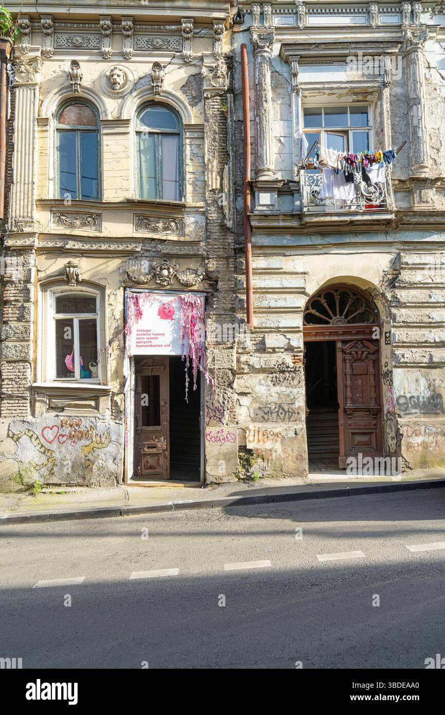 Tbilissi, Géorgie. 17 mai 2025. les maisons anciennes typiques dans le centre historique de la ville Banque D'Images