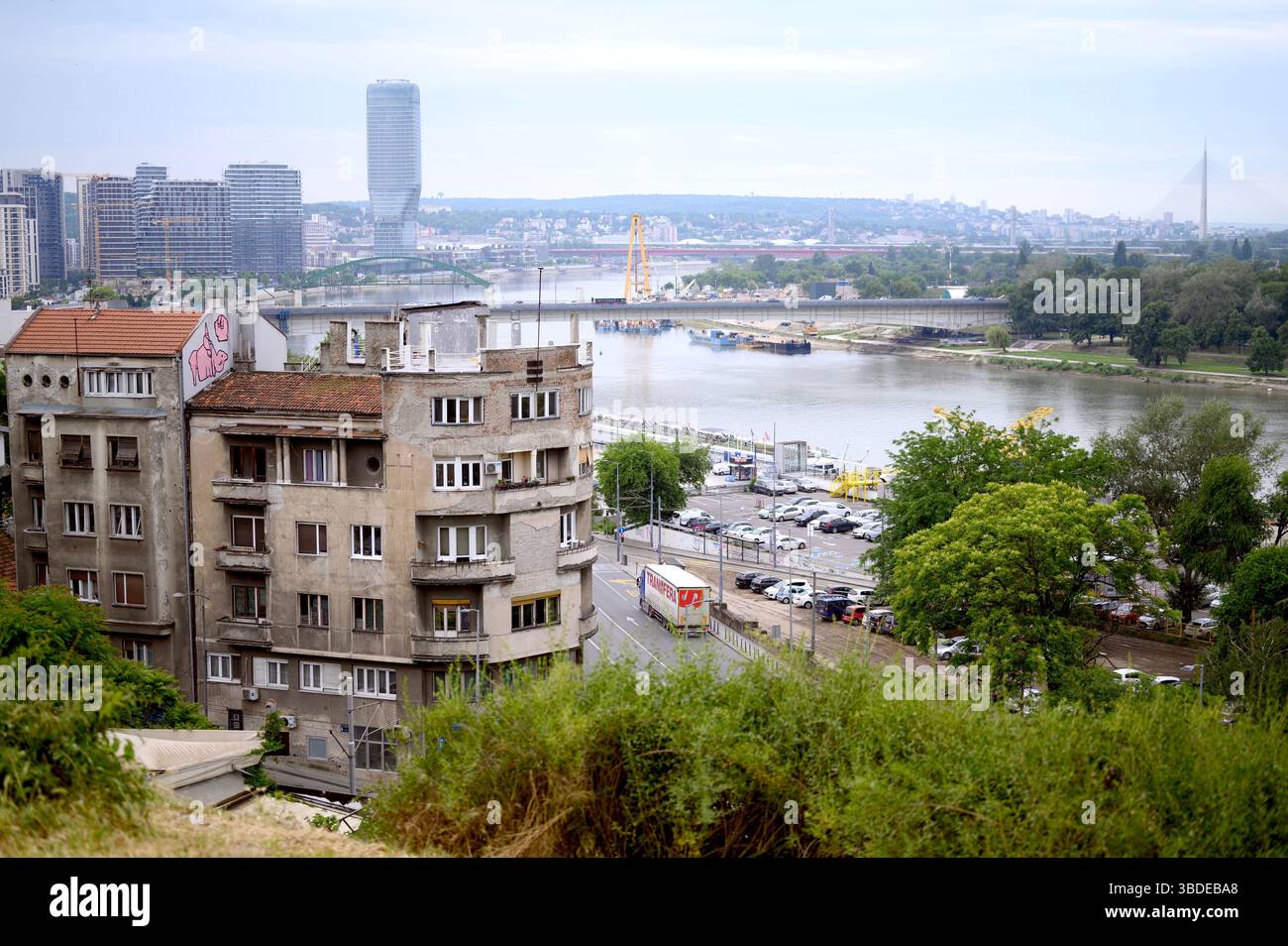 Vue sur le paysage de Belgrade. Danube ou Sava. Bâtiments anciens et nouveaux. Serbie 2025 Banque D'Images