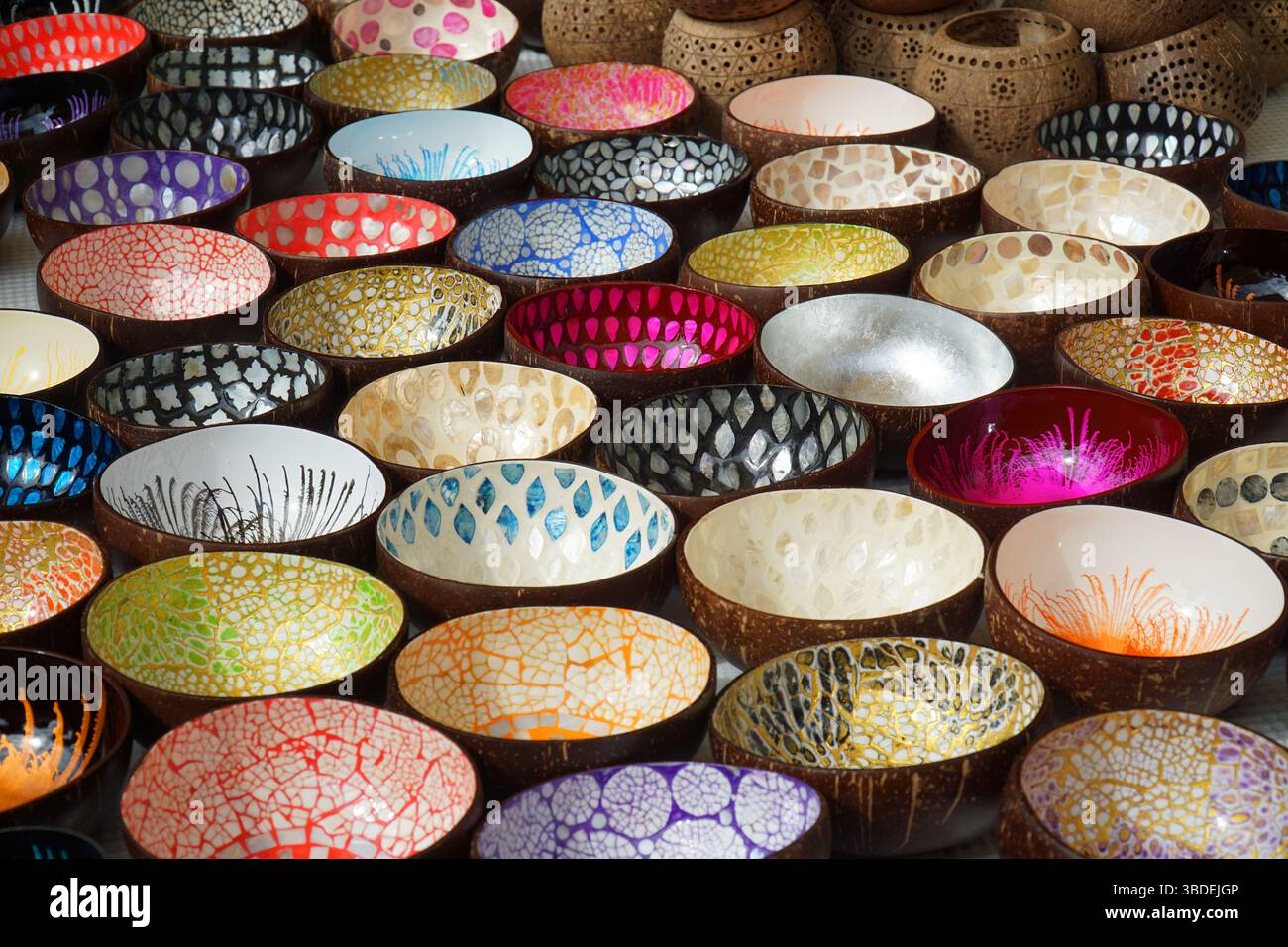 Bols peints colorés sur le stand du marché Banque D'Images