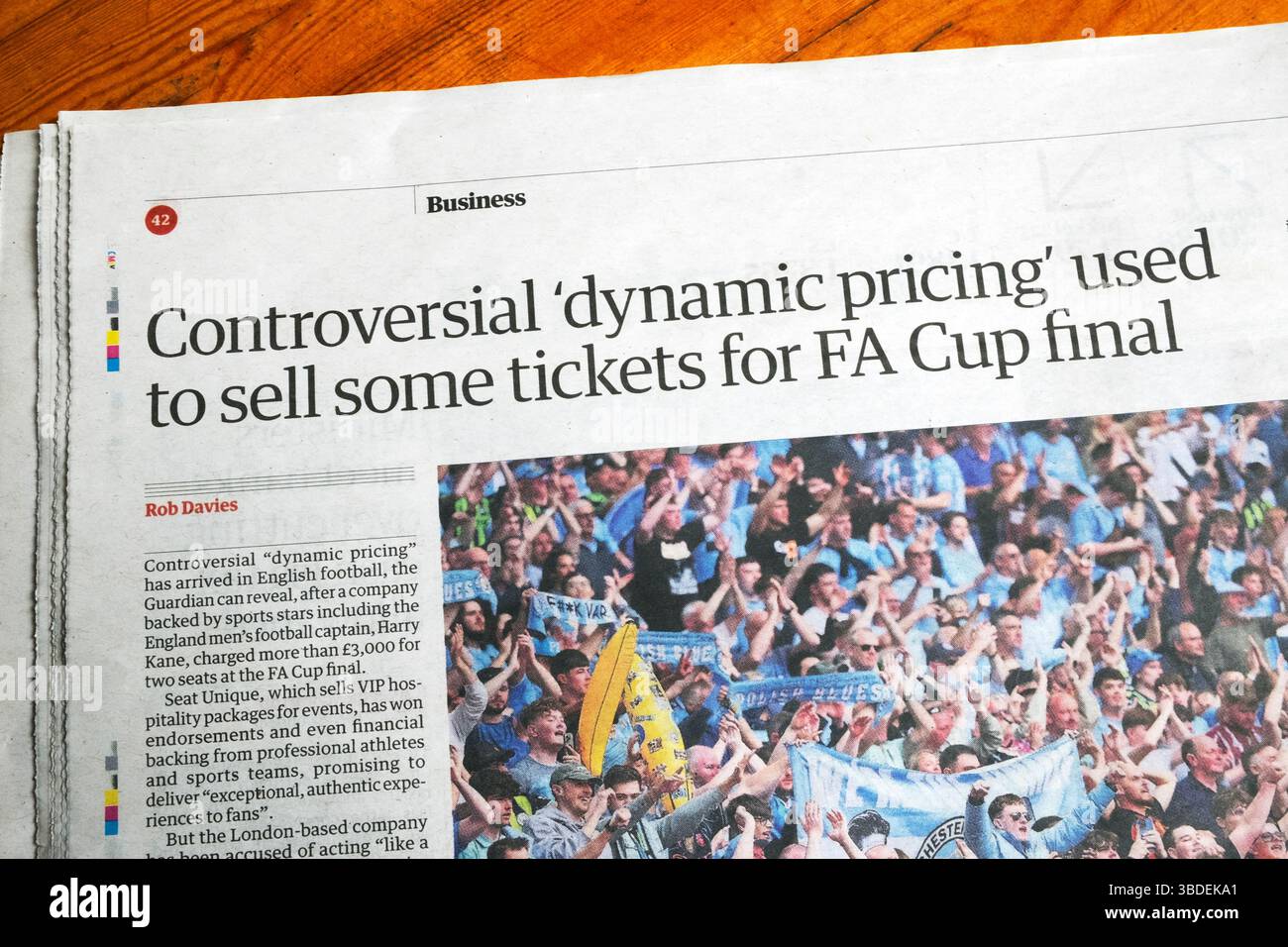 « Prix dynamique controversé » utilisé pour vendre des billets pour la finale de la FA Cup » article du journal Guardian Londres Royaume-Uni Banque D'Images