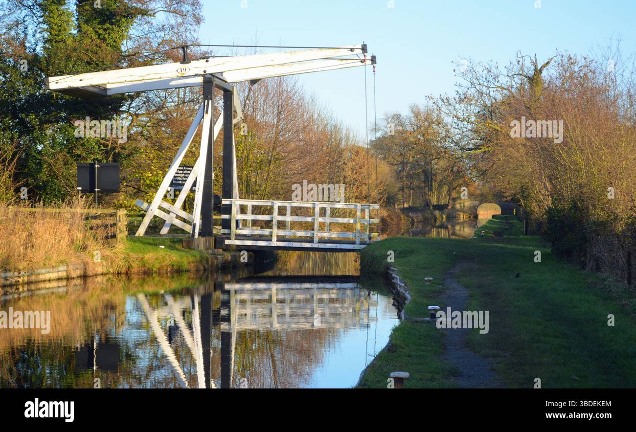 Pont levant de l'église de Wrenbury sur le canal de Llangollen rénové et en état de marche. Banque D'Images