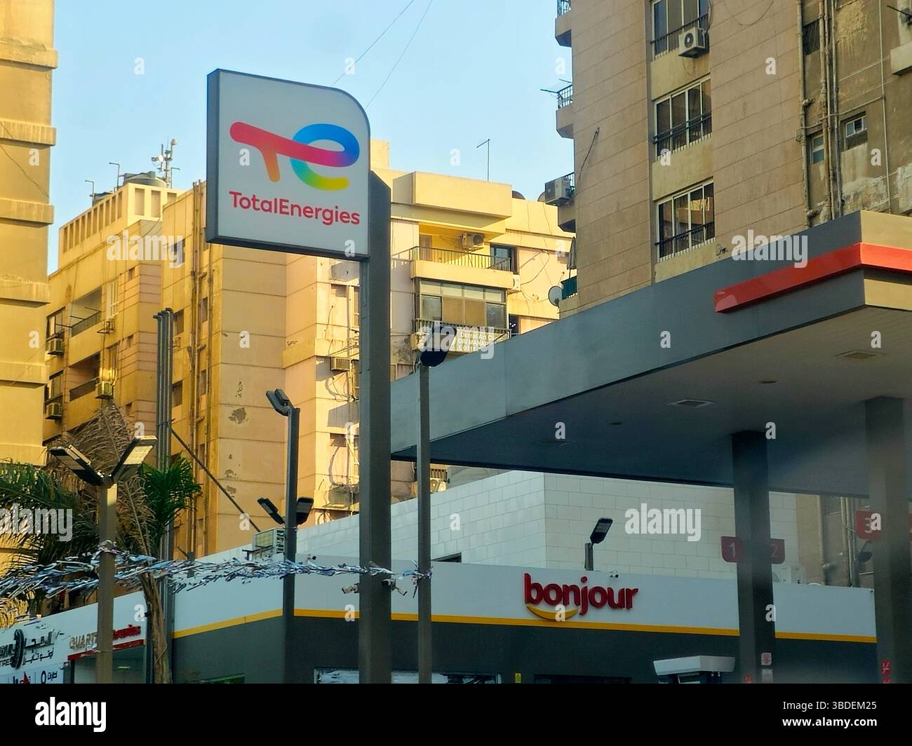 Le Caire, Egypte, 20 mai 2025 : station de gaz et de pétrole de total Energies, TotalEnergies se est une multinationale française intégrée de l'énergie et du pétrole FUN Banque D'Images