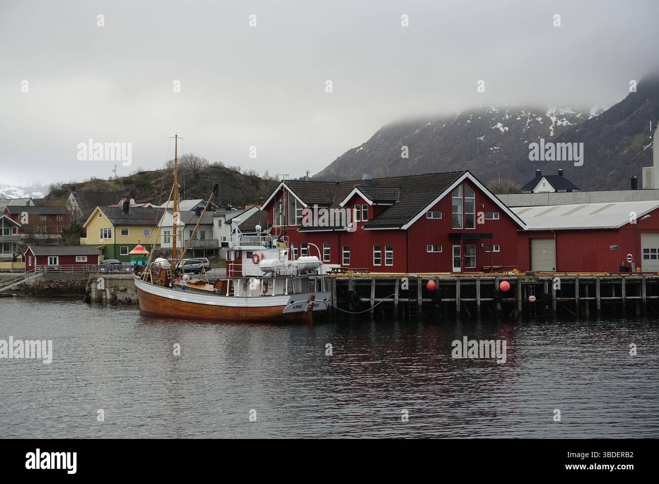 Maisons rouges sur pilotis au bord de l'eau, typiques de la Norvège Banque D'Images
