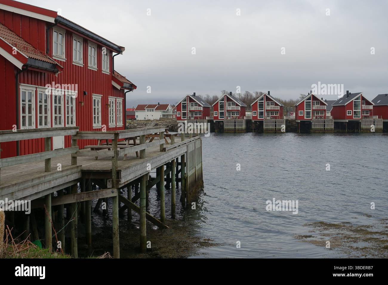 Maisons rouges sur pilotis au bord de l'eau, typiques de la Norvège Banque D'Images