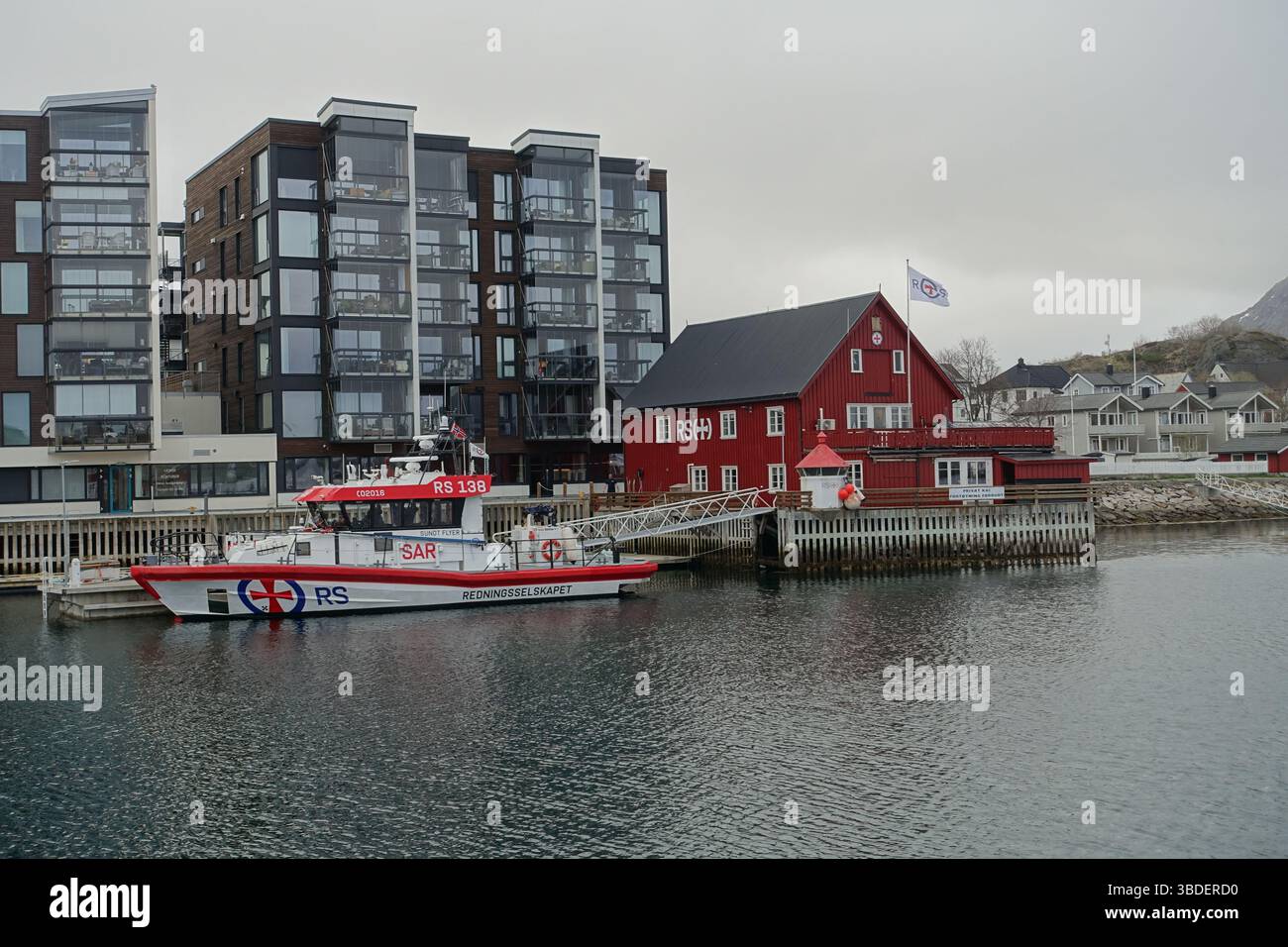 Maisons rouges sur pilotis au bord de l'eau, typiques de la Norvège Banque D'Images