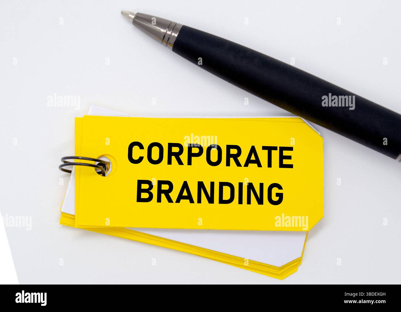 Image de marque écrite sur un autocollant jaune représentant la cohésion de l'image de marque à l'échelle de l'entreprise Banque D'Images