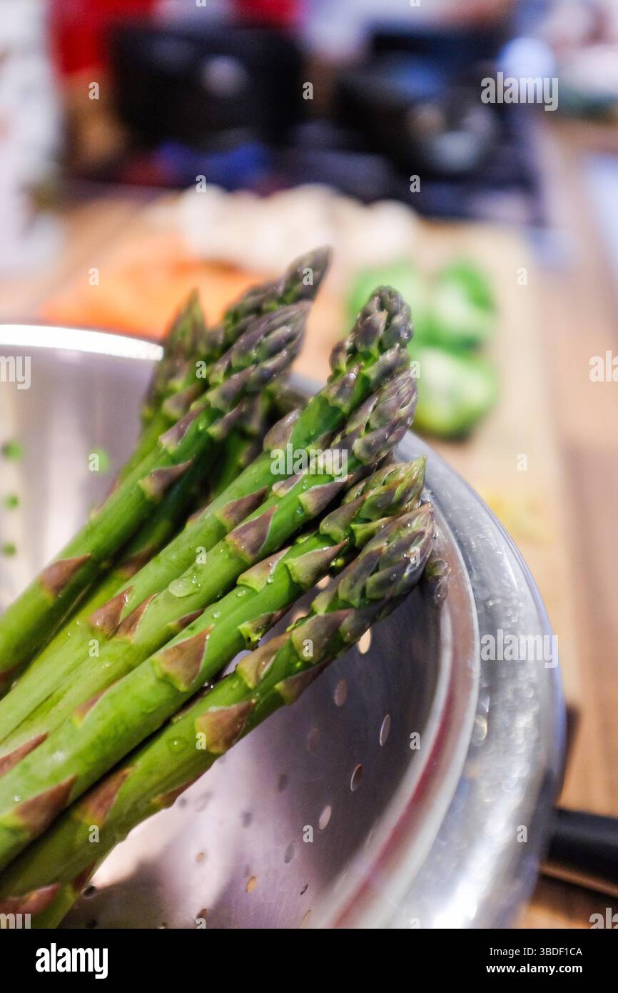 Préparation du lavage et de la cuisson des asperges fraîches dans un steamer UK Banque D'Images