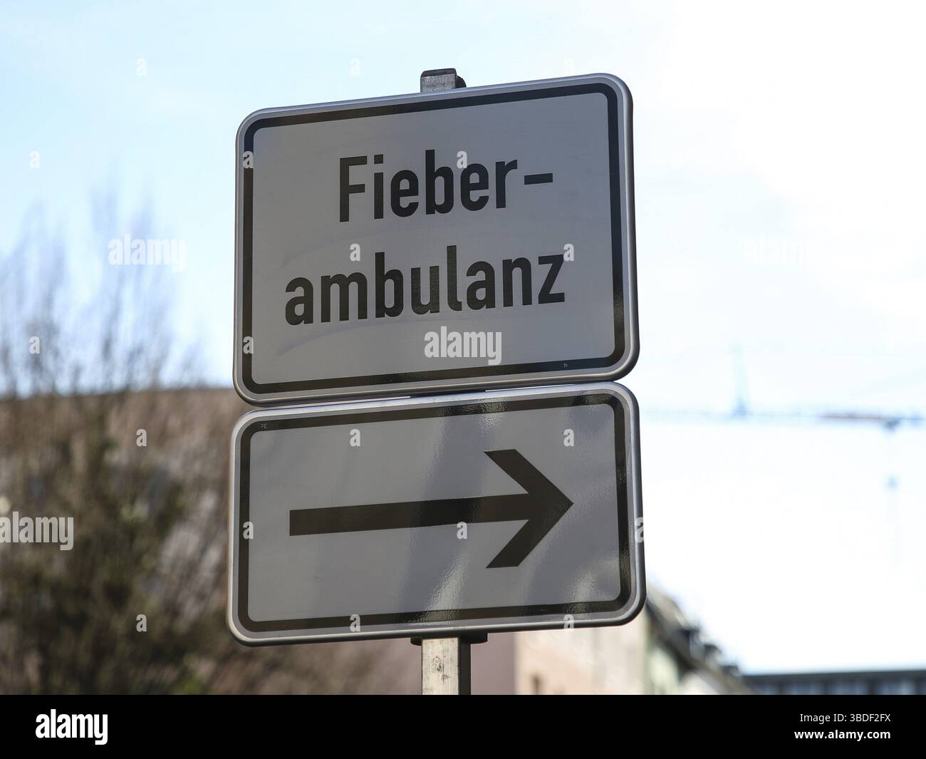 Wegweiser zur Fieberambulanz Magdeburg in Saxe-Anhalt in Corona COVID-19 SARS-CoV-2 Pandemie 2020, Guide de la clinique de fièvre Magdeburg in Saxe-an Banque D'Images