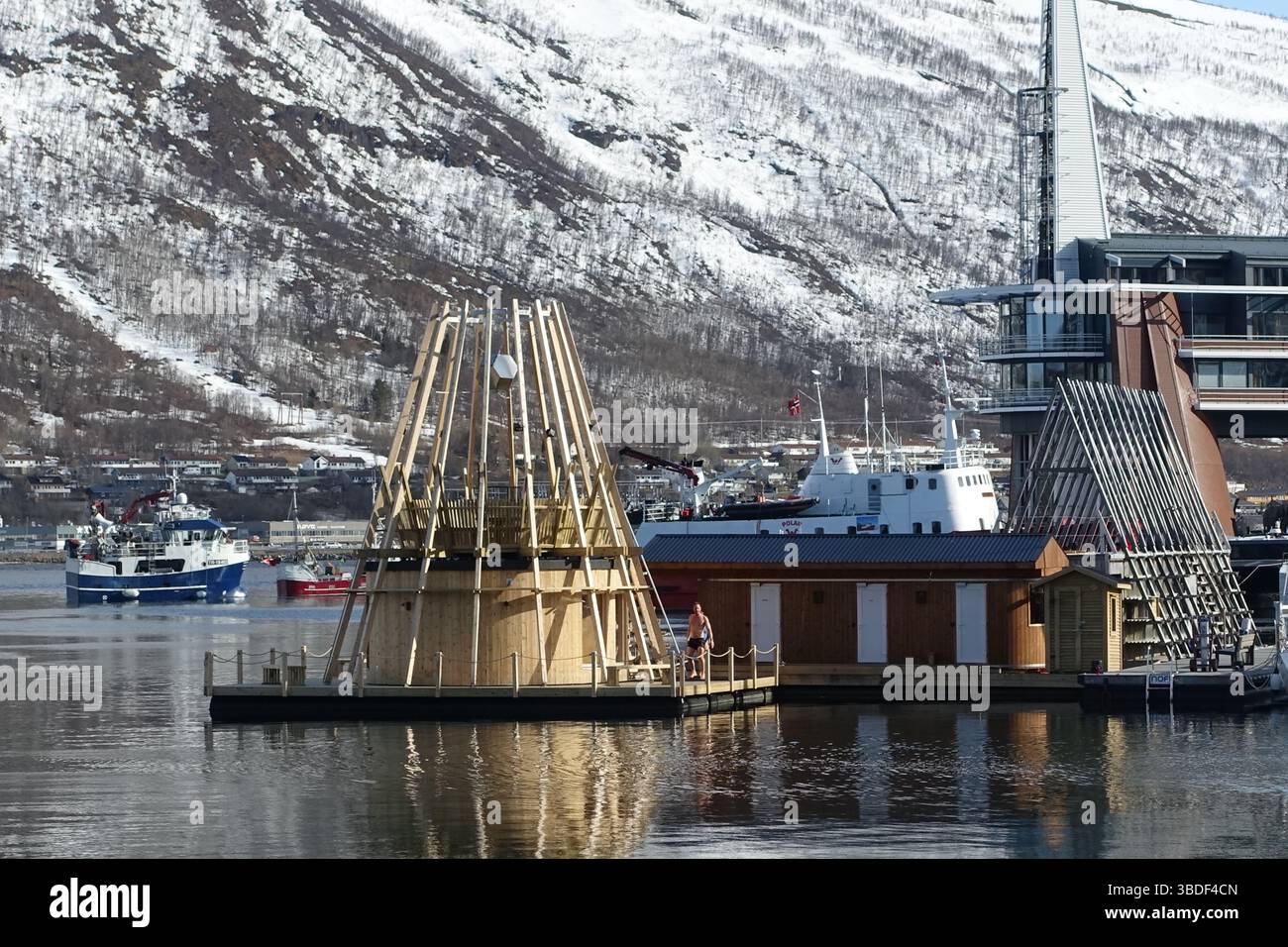 Un sauna au milieu du port de Tromso, en Norvège, au-dessus du cercle polaire arctique Banque D'Images
